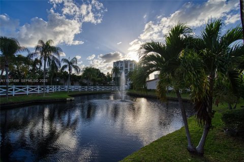 Casa en venta en Hallandale Beach, Florida, 2 dormitorios, 156.08 m2 № 1993180 - foto 10