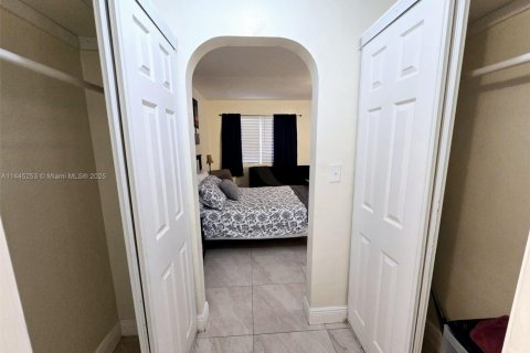 Villa ou maison à louer à Hollywood, Floride: 1 chambre, 74.32 m2 № 1860615 - photo 13