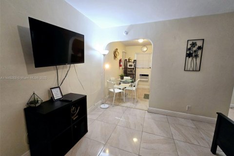 Villa ou maison à louer à Hollywood, Floride: 1 chambre, 74.32 m2 № 1860615 - photo 1