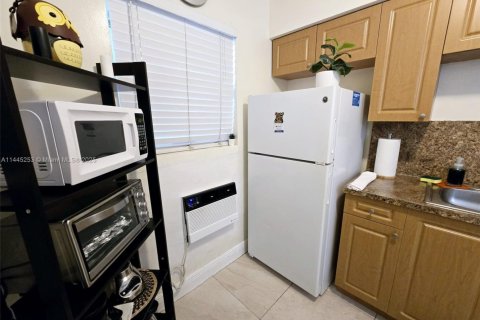 Villa ou maison à louer à Hollywood, Floride: 1 chambre, 74.32 m2 № 1860615 - photo 11
