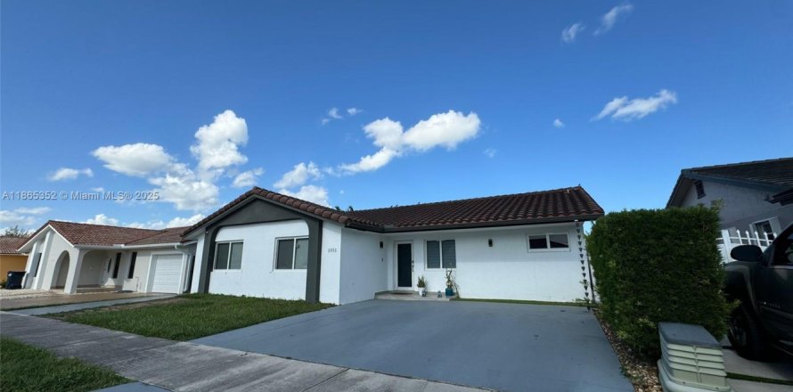 Дом в Майами, Флорида 4 спальни, 174.47м2 № 1957883