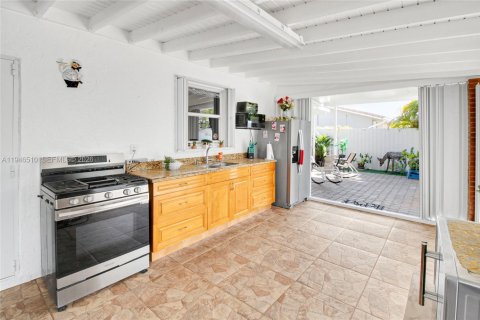 House in Miami, Florida 3 bedrooms, 125.51 sq.m. № 2022201 - photo 22