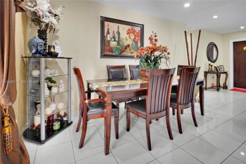 House in Miami, Florida 3 bedrooms, 125.51 sq.m. № 2022201 - photo 10