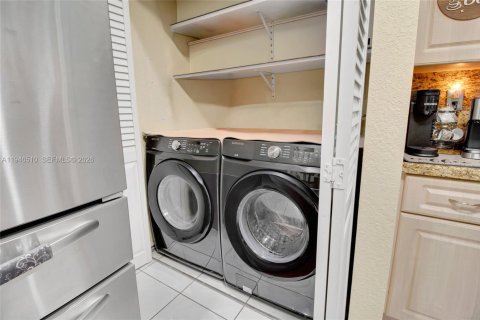 House in Miami, Florida 3 bedrooms, 125.51 sq.m. № 2022201 - photo 17