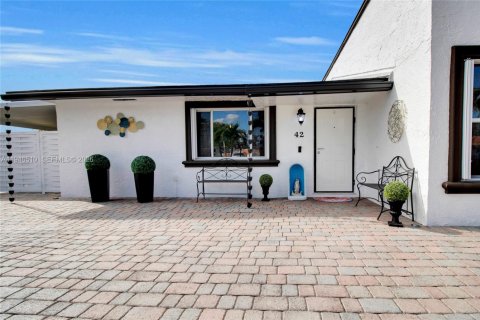 House in Miami, Florida 3 bedrooms, 125.51 sq.m. № 2022201 - photo 19