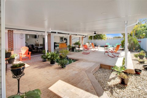 House in Miami, Florida 3 bedrooms, 125.51 sq.m. № 2022201 - photo 13