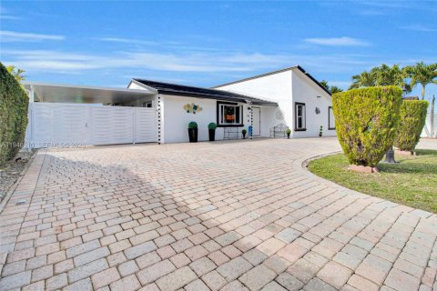 House in Miami, Florida 3 bedrooms, 125.51 sq.m. № 2022201 - photo 2