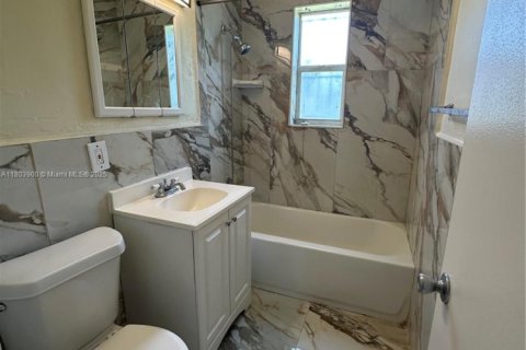 House in Miami, Florida 3 bedrooms, 78.04 sq.m. № 1862474 - photo 9
