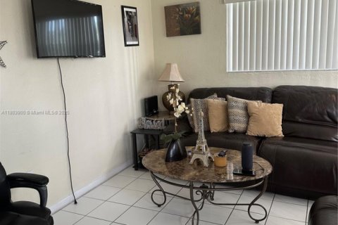 House in Miami, Florida 3 bedrooms, 78.04 sq.m. № 1862474 - photo 8