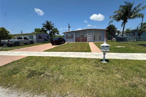 House in Miami, Florida 3 bedrooms, 78.04 sq.m. № 1862474 - photo 2