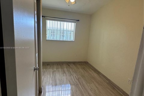 House in Miami, Florida 3 bedrooms, 78.04 sq.m. № 1862474 - photo 23