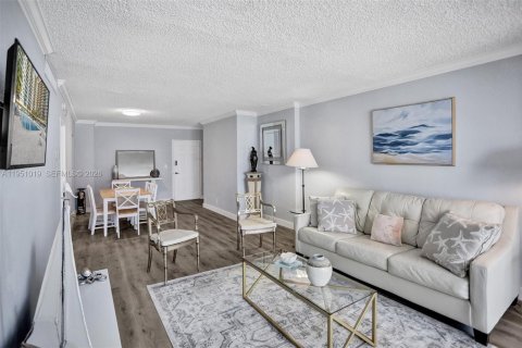 Condo in Hollywood, Florida, 1 bedroom  № 2062149 - photo 5