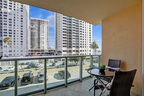 Condo in Hollywood, Florida, 1 bedroom  № 2062149 - photo 2
