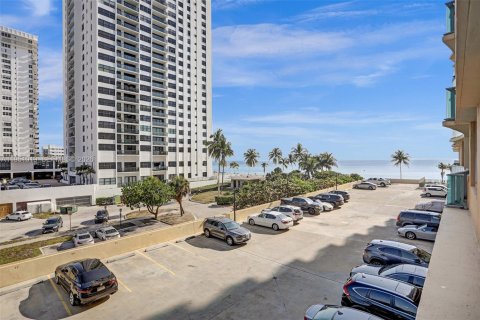 Condo in Hollywood, Florida, 1 bedroom  № 2062149 - photo 12