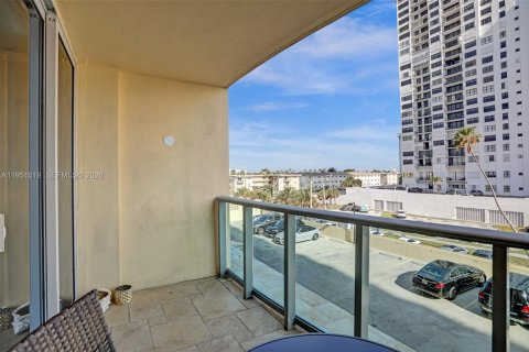 Condo in Hollywood, Florida, 1 bedroom  № 2062149 - photo 13