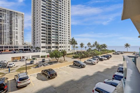 Condo in Hollywood, Florida, 1 bedroom  № 2062149 - photo 22