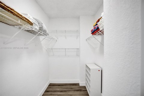 Condo in Hollywood, Florida, 1 bedroom  № 2062149 - photo 20