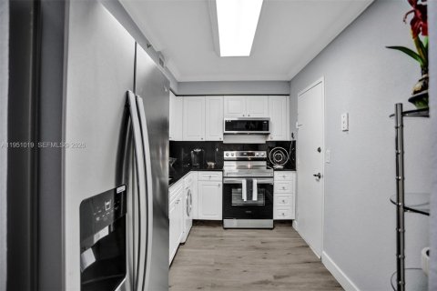 Condo in Hollywood, Florida, 1 bedroom  № 2062149 - photo 16