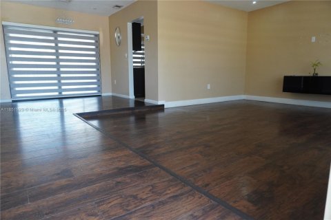 House in Sunrise, Florida 2 bedrooms, 111.2 sq.m. № 1871664 - photo 3