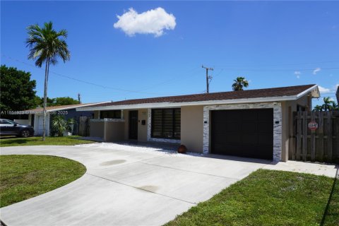 House in Sunrise, Florida 2 bedrooms, 111.2 sq.m. № 1871664 - photo 2