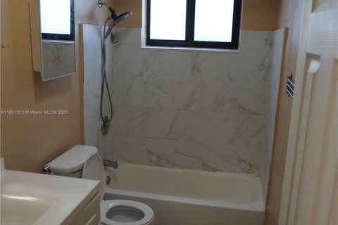 House in Sunrise, Florida 2 bedrooms, 111.2 sq.m. № 1871664 - photo 10