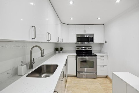Condo in Miami, Florida, 2 bedrooms  № 1888910 - photo 9