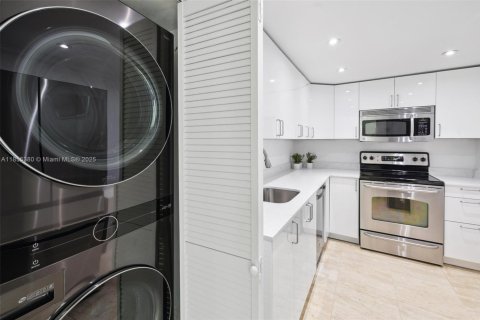 Condo in Miami, Florida, 2 bedrooms  № 1888910 - photo 11