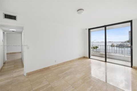Condo in Miami, Florida, 2 bedrooms  № 1888910 - photo 15