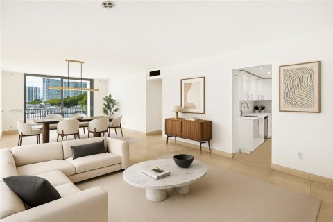 Condo in Miami, Florida, 2 bedrooms  № 1888910 - photo 1