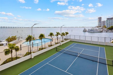 Condo in Miami, Florida, 2 bedrooms  № 1888910 - photo 2
