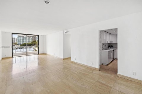 Condo in Miami, Florida, 2 bedrooms  № 1888910 - photo 12