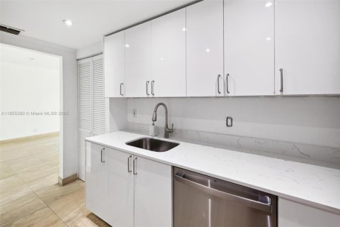 Condo in Miami, Florida, 2 bedrooms  № 1888910 - photo 10