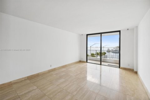Condo in Miami, Florida, 2 bedrooms  № 1888910 - photo 13