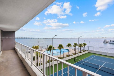 Condo in Miami, Florida, 2 bedrooms  № 1888910 - photo 7