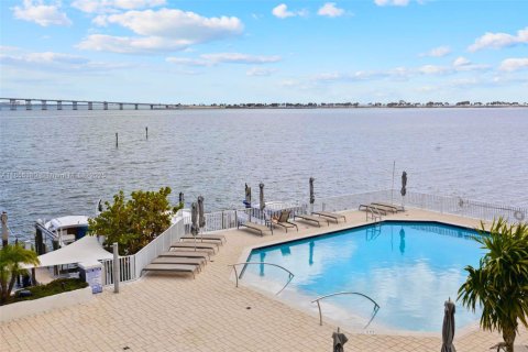Condo in Miami, Florida, 2 bedrooms  № 1888910 - photo 19