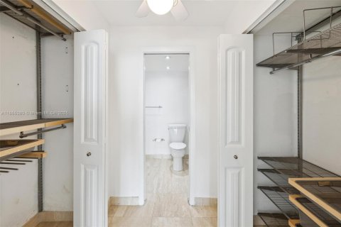 Condo in Miami, Florida, 2 bedrooms  № 1888910 - photo 5