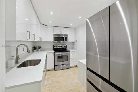 Condo in Miami, Florida, 2 bedrooms  № 1888910 - photo 3