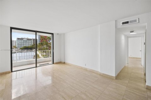Condo in Miami, Florida, 2 bedrooms  № 1888910 - photo 14