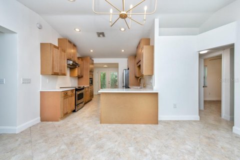 House in Tampa, Florida 3 bedrooms, 108.05 sq.m. № 1850975 - photo 5