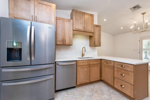 House in Tampa, Florida 3 bedrooms, 108.05 sq.m. № 1850975 - photo 8