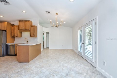 House in Tampa, Florida 3 bedrooms, 108.05 sq.m. № 1850975 - photo 4