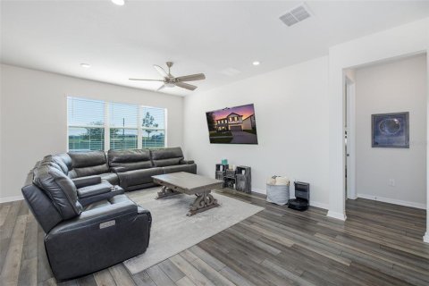 House in Wesley Chapel, Florida 4 bedrooms, 270.35 sq.m. № 2393882 - photo 10