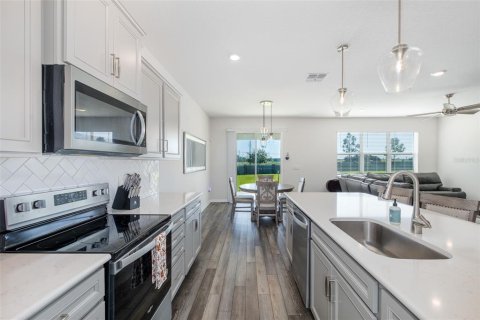 House in Wesley Chapel, Florida 4 bedrooms, 270.35 sq.m. № 2393882 - photo 12