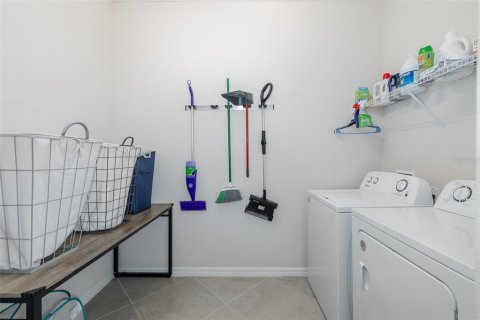 House in Wesley Chapel, Florida 4 bedrooms, 270.35 sq.m. № 2393882 - photo 30