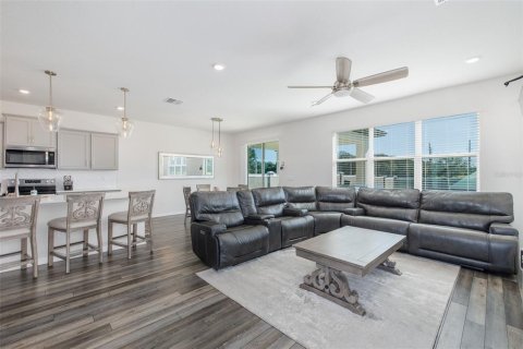 House in Wesley Chapel, Florida 4 bedrooms, 270.35 sq.m. № 2393882 - photo 11