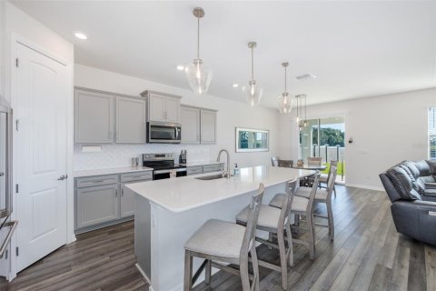 House in Wesley Chapel, Florida 4 bedrooms, 270.35 sq.m. № 2393882 - photo 14