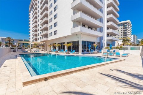 Condo in Surfside, Florida, 1 bedroom  № 1964594 - photo 1