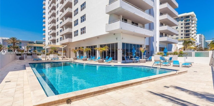 Condo in Surfside, Florida, 1 bedroom  № 1964594