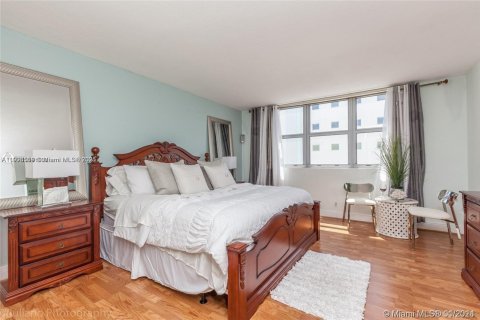 Condo in Surfside, Florida, 1 bedroom  № 1964594 - photo 8