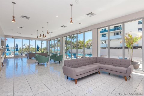 Condo in Surfside, Florida, 1 bedroom  № 1964594 - photo 12